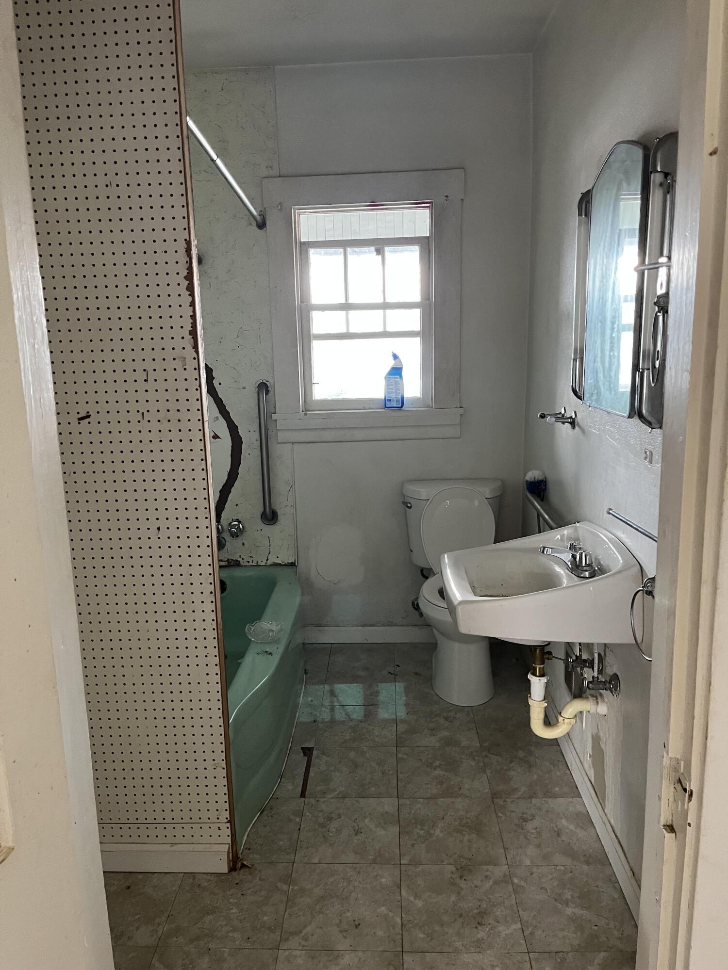 Image 4: 49 bath