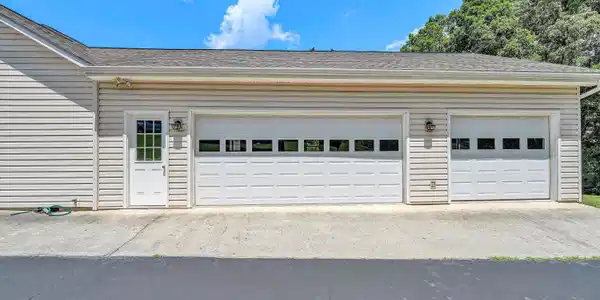 Image 3: 3 Car Garage