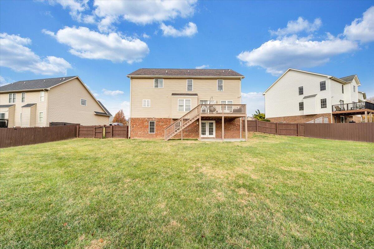 Image 3: Large back yard