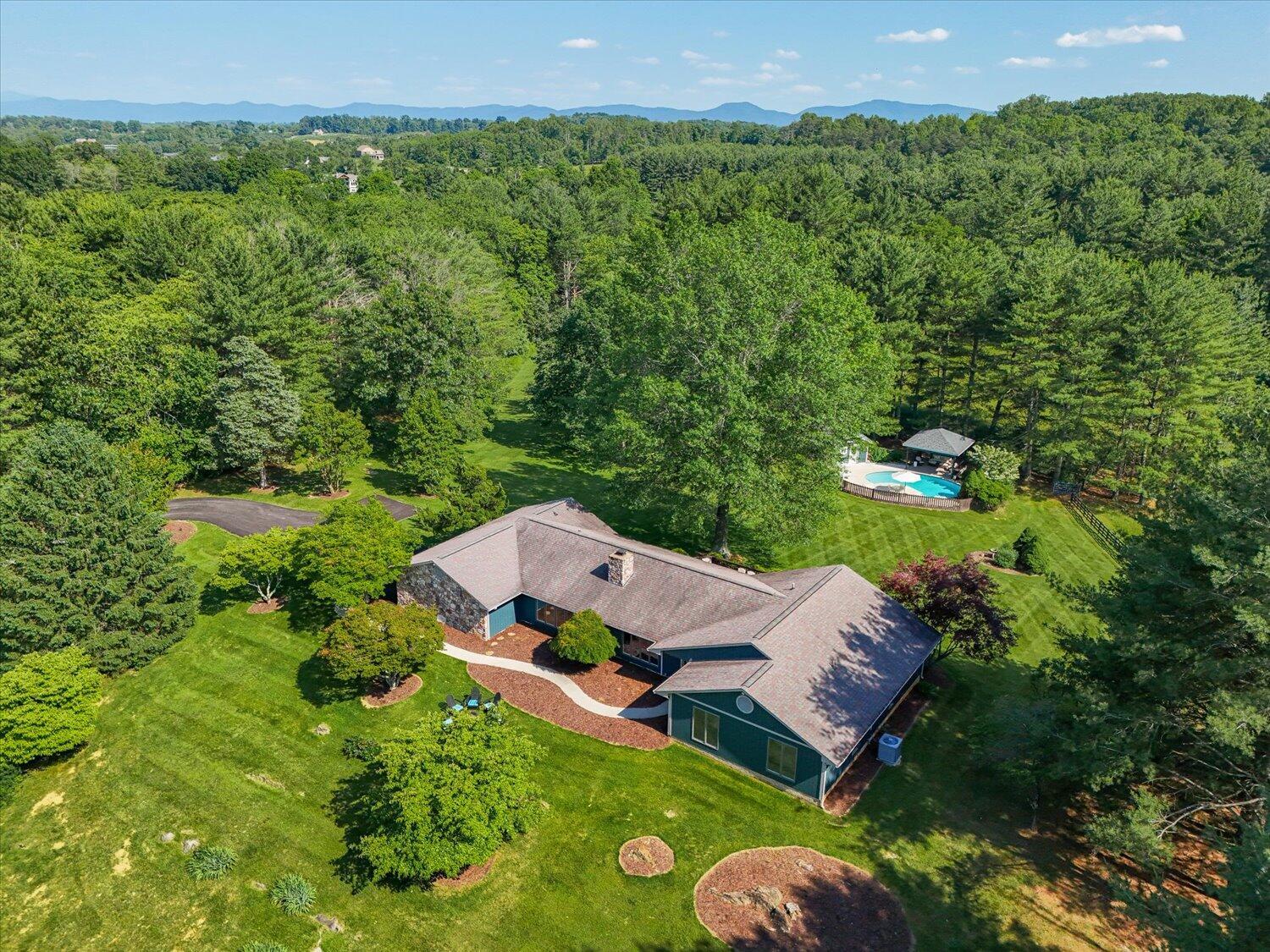 Image 2: 569 Sprinkle Road