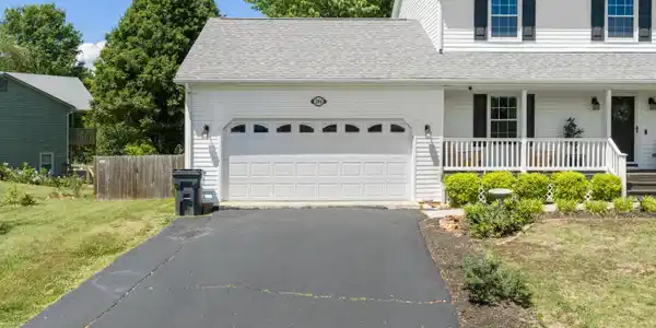 Image 4: Garage