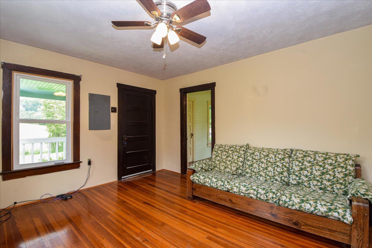 Image 2: 02-8580 Blacksburg-2