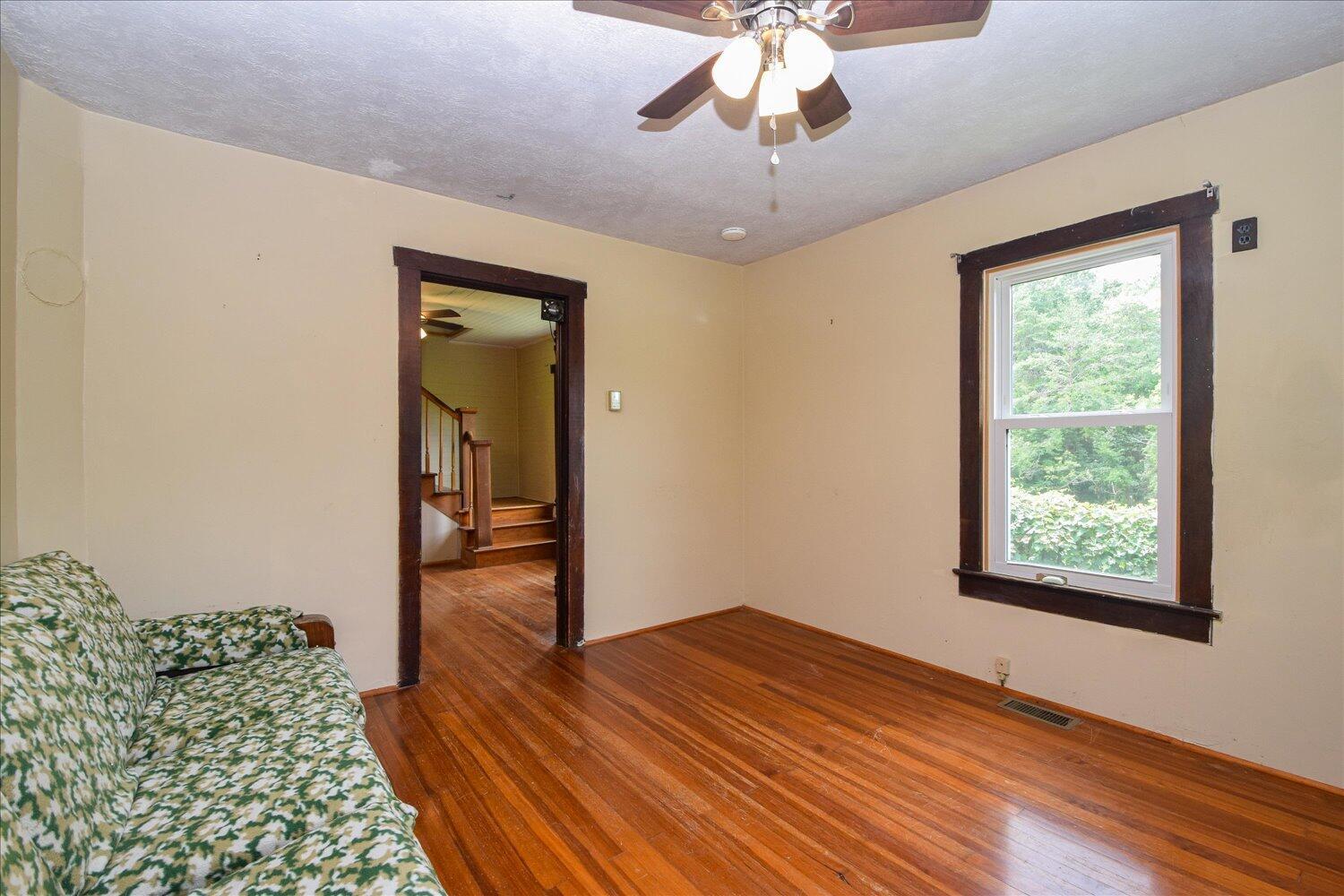 Image 3: 03-8580 Blacksburg-3