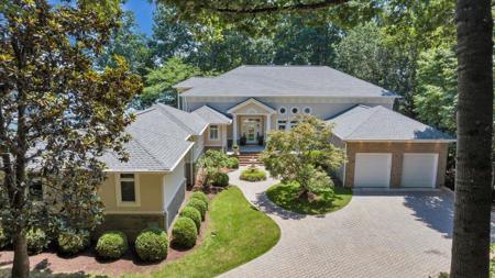 574 Waverly LN
