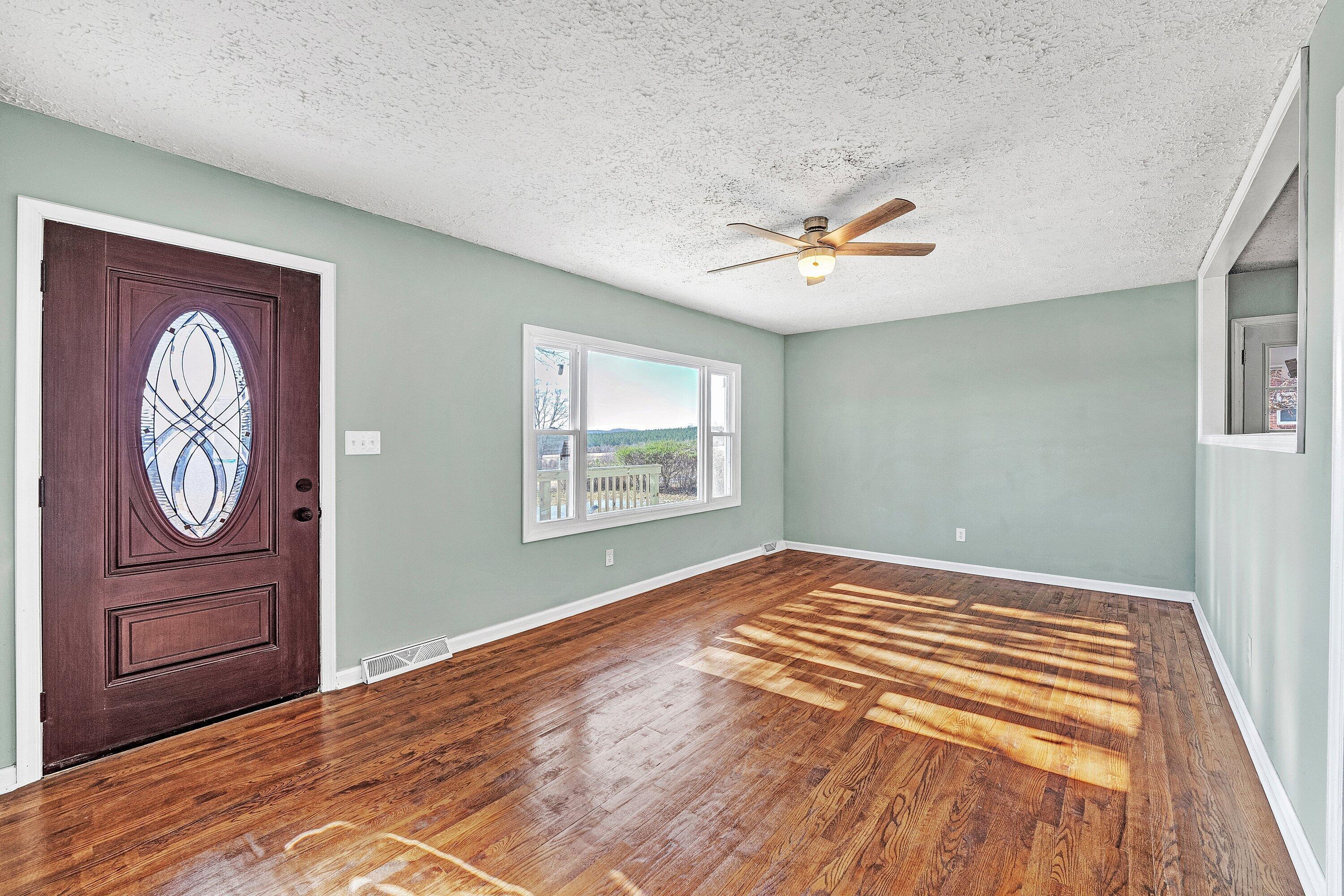 Image 4: Living Room