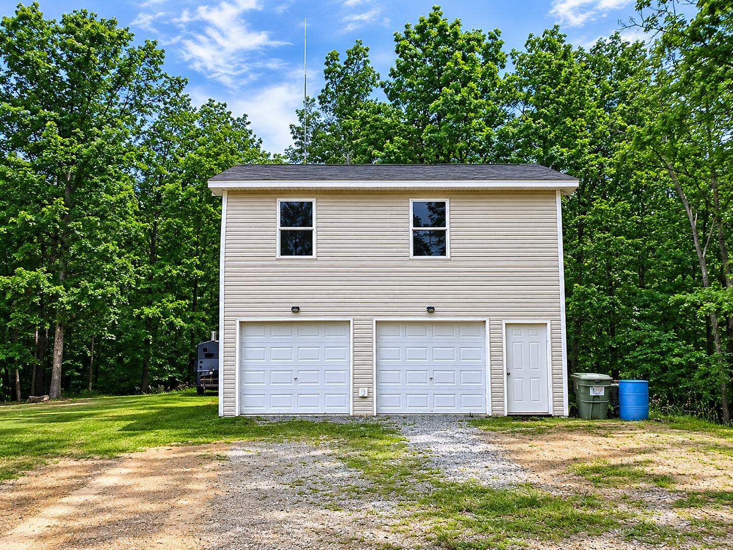 Image 4: Garage