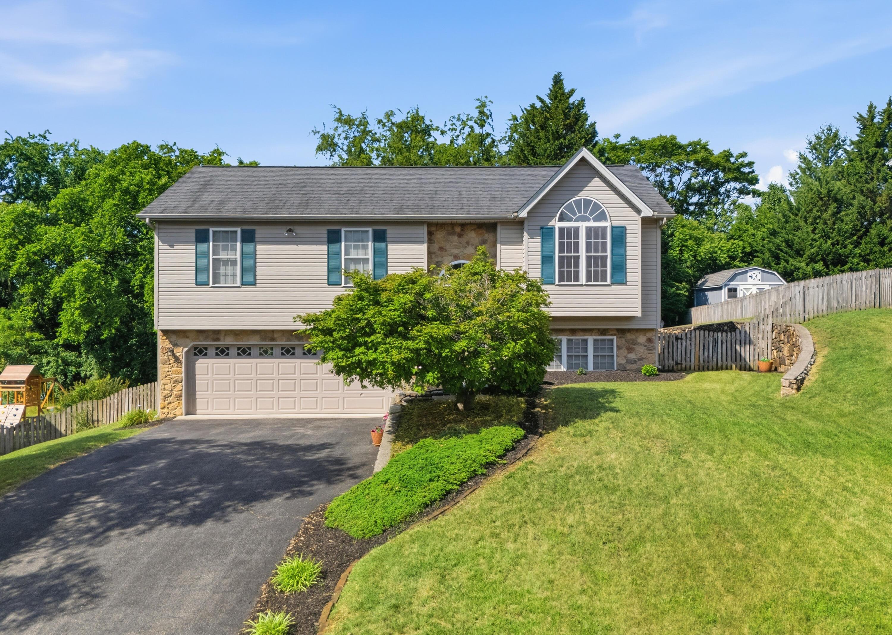 Image 1: 1611 Bush Farm Dr