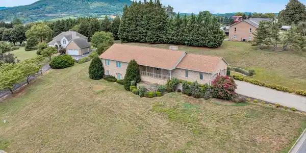 453 Highland DR