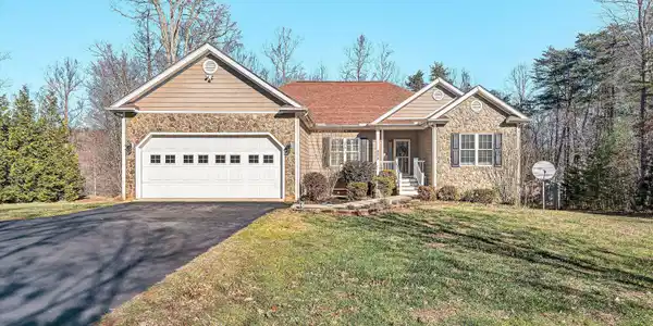 225 Woods Edge DR