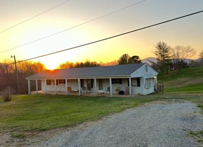 714 Farmer LN