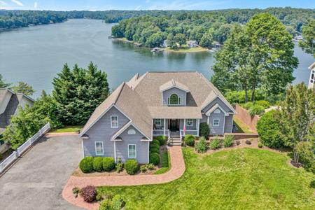 220 Village LN
