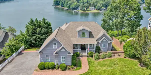 220 Village LN