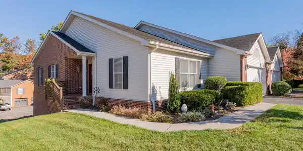 1005 Edwards LN