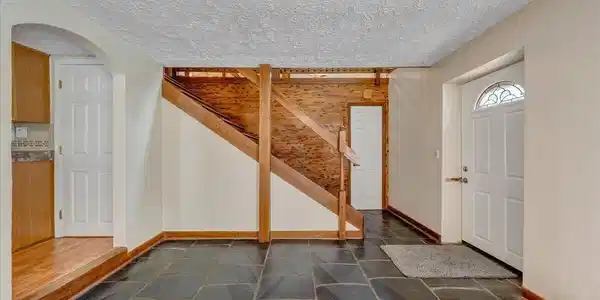 Image 4: Foyer
