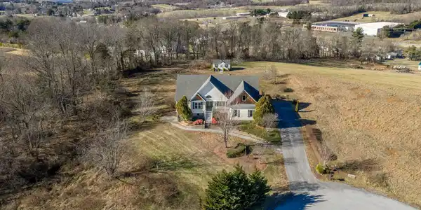 Image 2: 2 120 Spring Ridge Ln