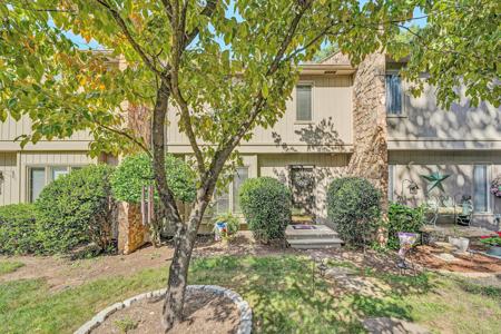 3516 Stonehenge Square