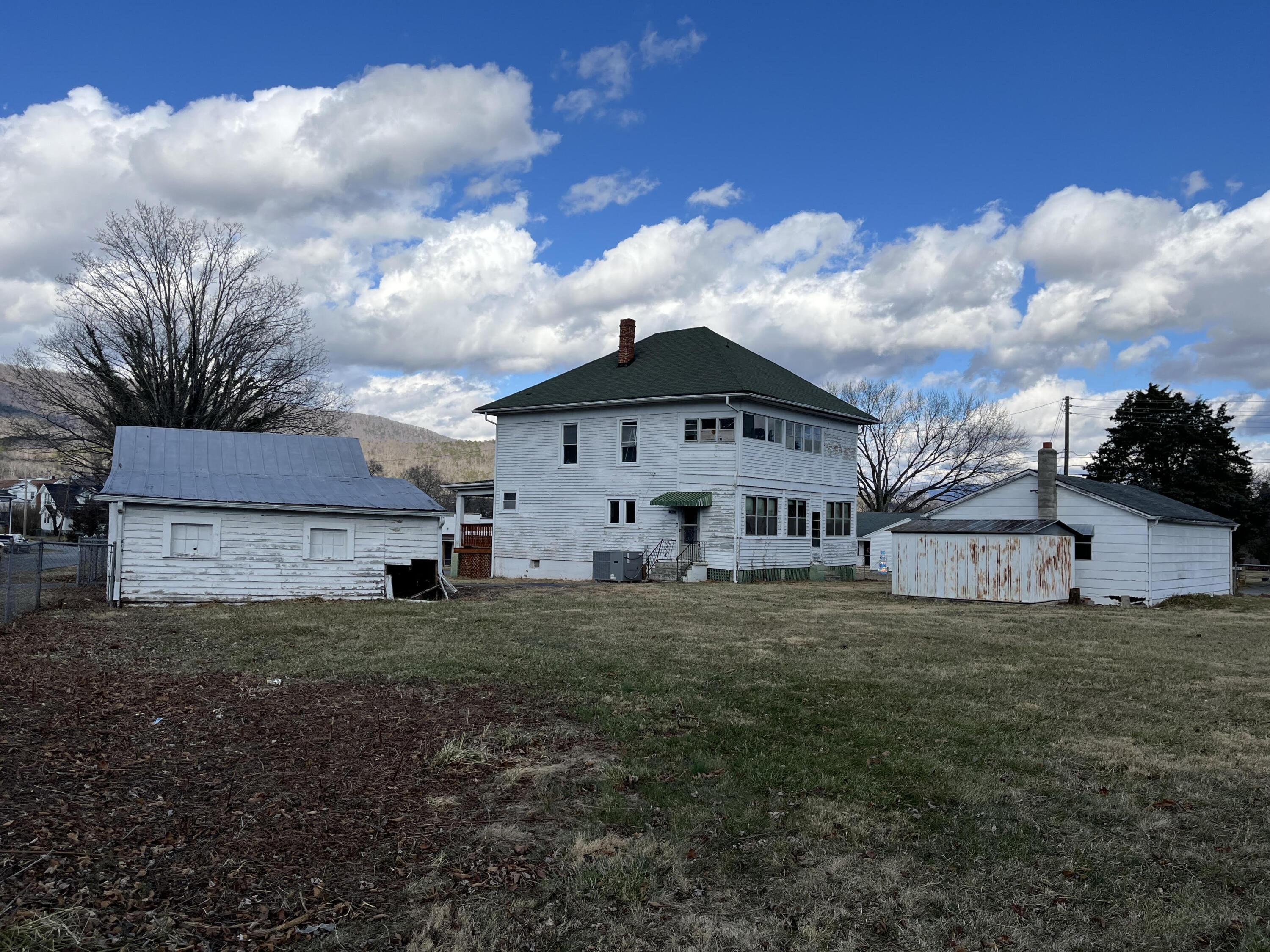 Image 3: 49 backyard