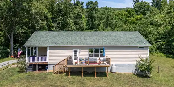 68 Paradise LN