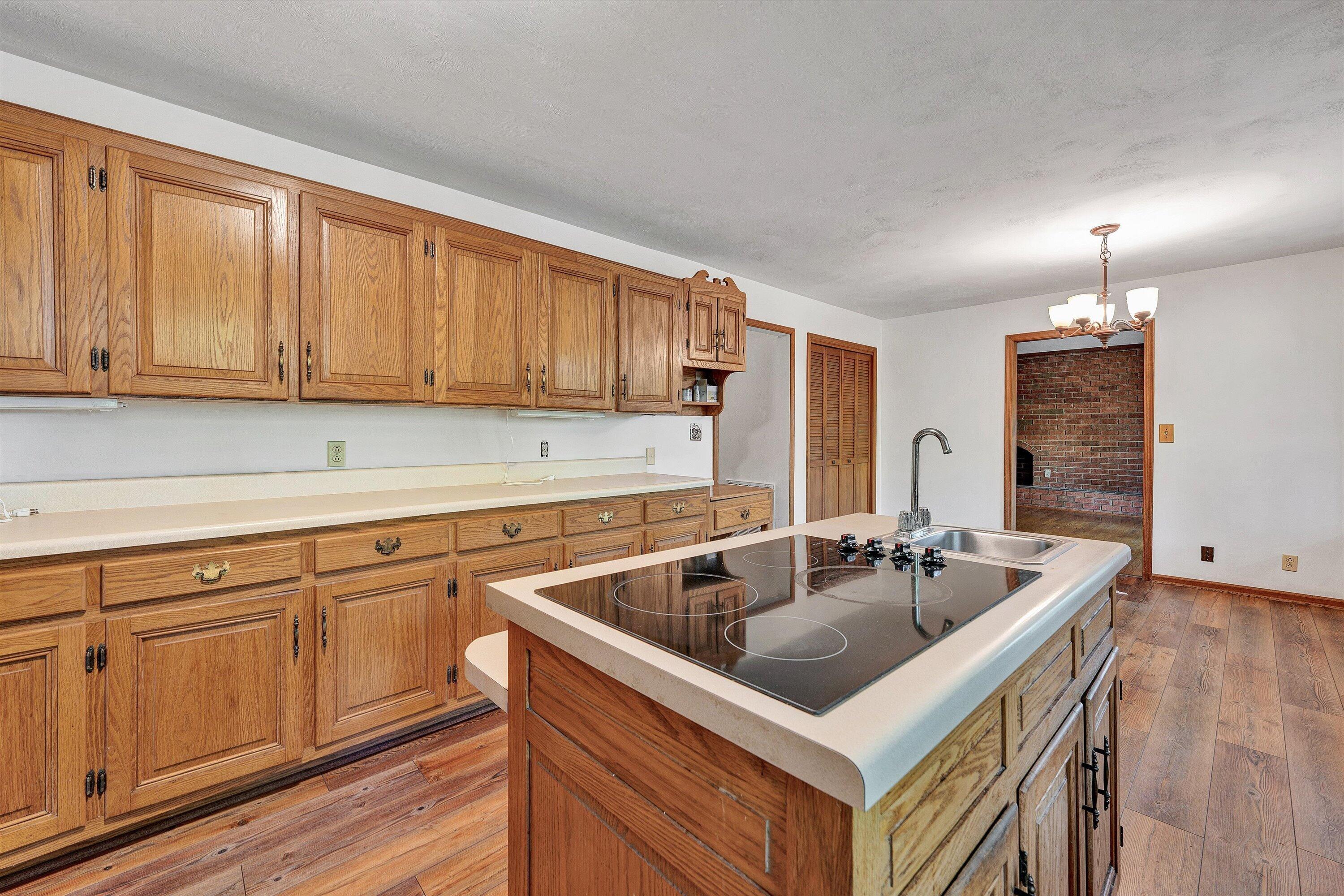 Image 4: Kitchen