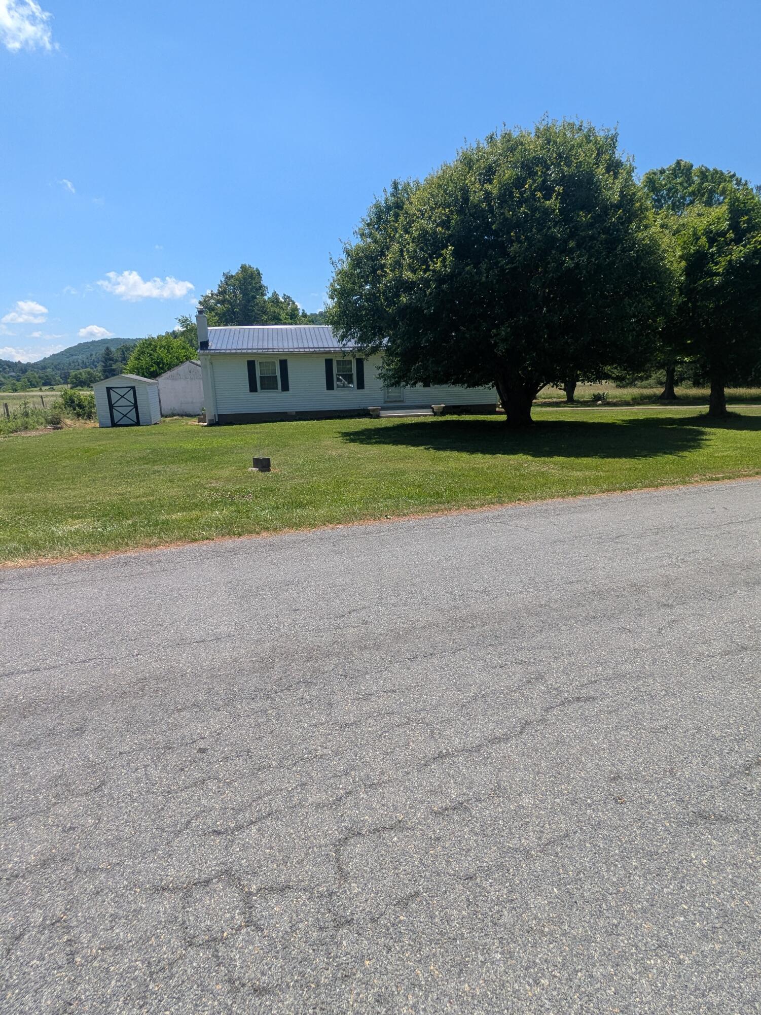 Image 1: 9992 Tinsley Ln Bent Mountain