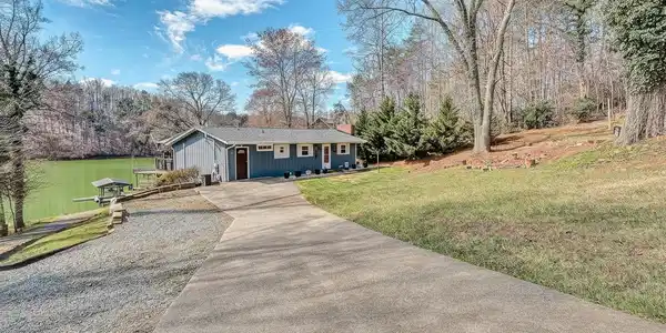 30 Crescent LN
