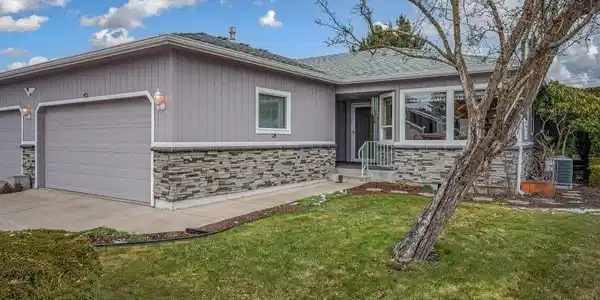 1485 W Woodlawn