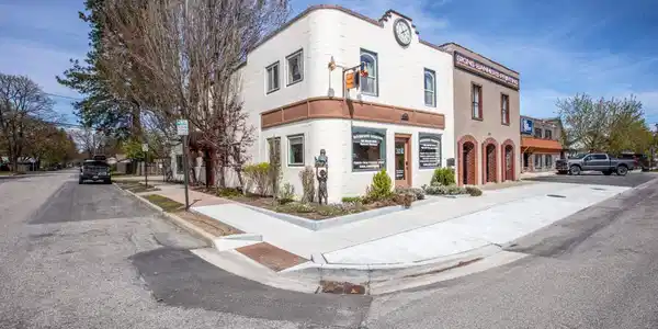 724 Pine St.