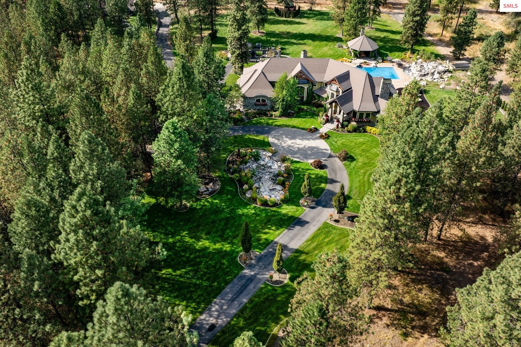 Image 4: Secluded & gracefully tucked away from neighboring properties.