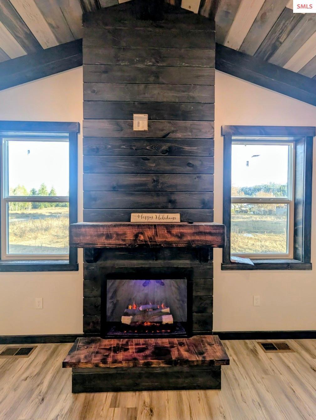 Image 4: Natural gas fireplace for ambience