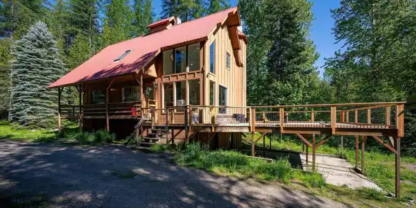 6045 Upper Pack River Rd