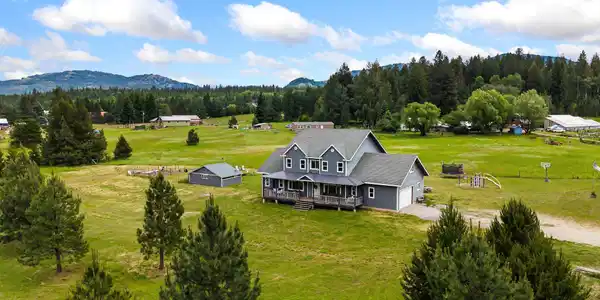 438 Davis Rd