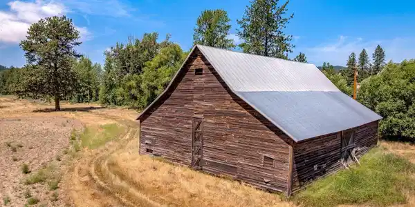 Image 2: Renovate and turn it into a Venue for weddings, family reunions!