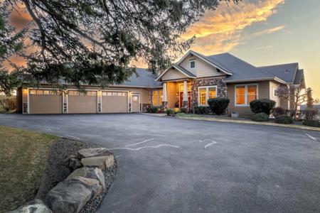 3311 E Chisholm Ln
