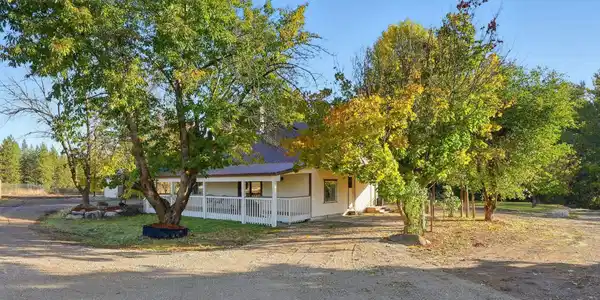 3015 E Center Rd