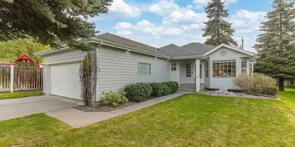 11709 N Kathy Ln