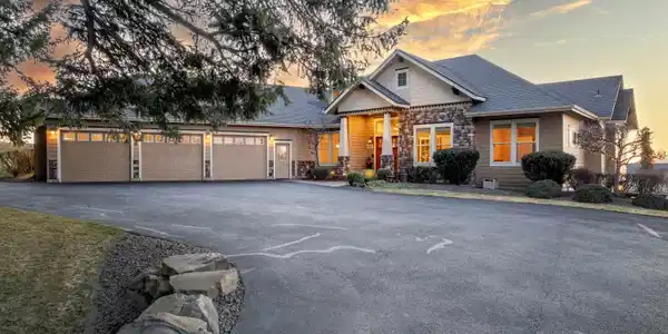 3311 E Chisholm Ln