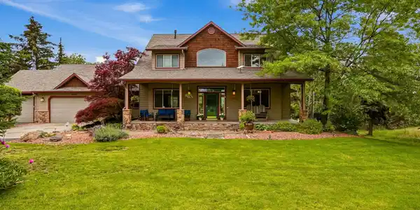 23422 E Broken Lance Ln