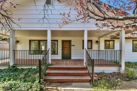 21 Pine Avenue