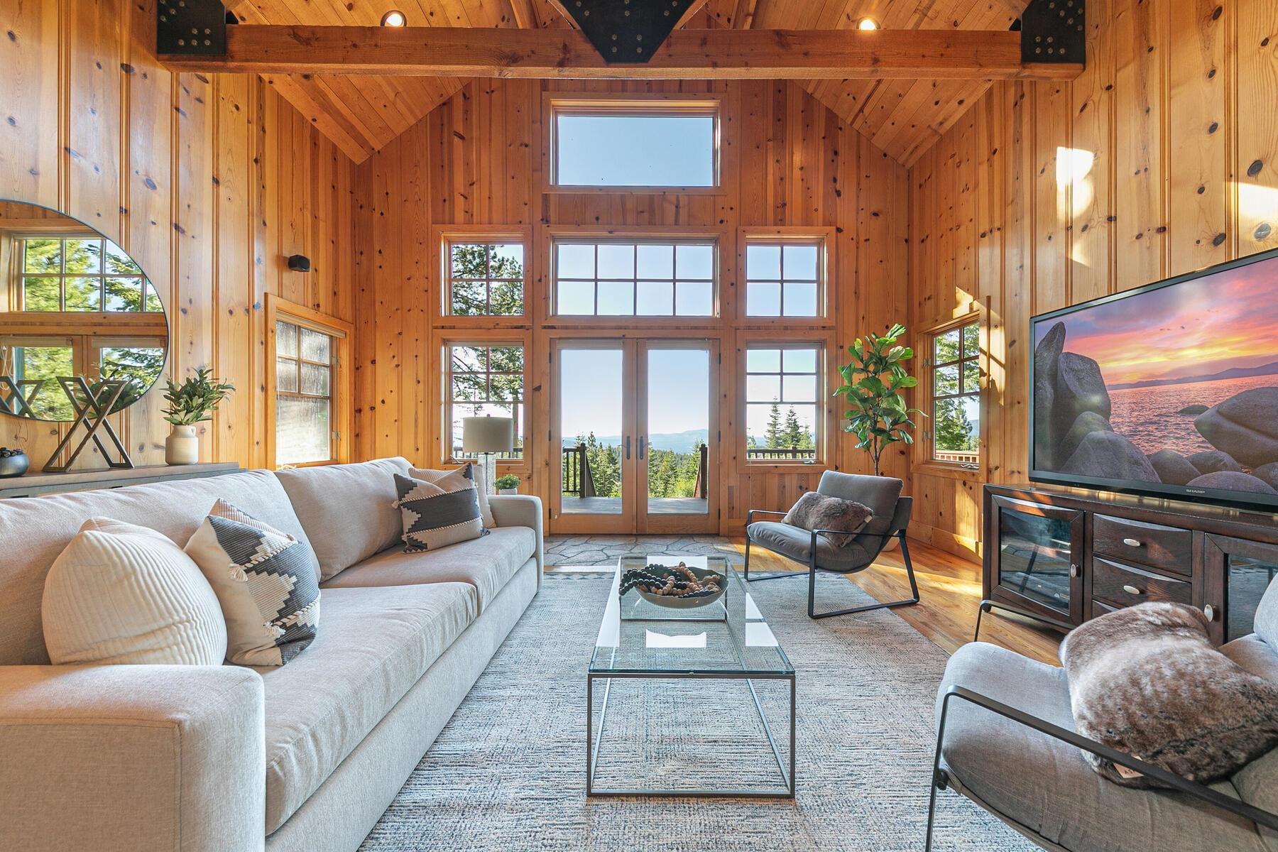 Image 3: Great Room With Panoramic Views!