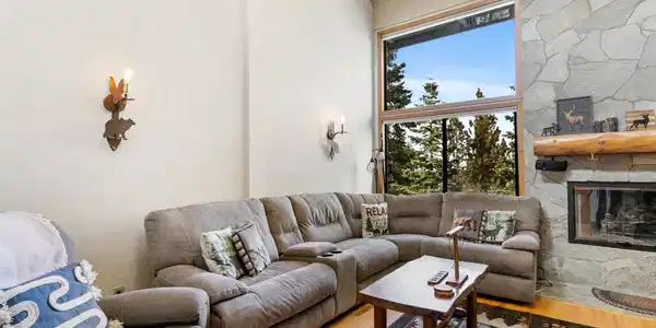 6138 Feather Ridge