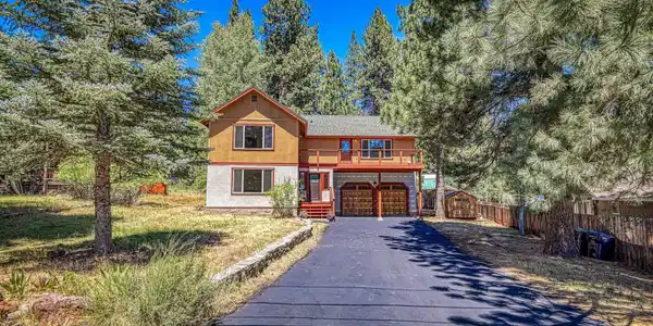 Image 3: Large driveway