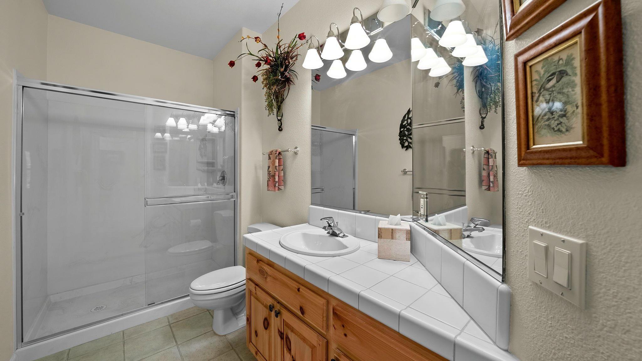 Image 2: Guest Hallway Bathroom