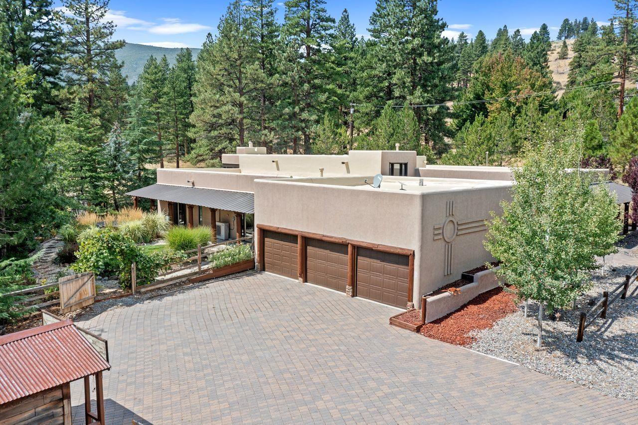 Image 2: Plenty of exterior parking and 3 car garage!