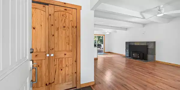 Image 4: Entry leading to living