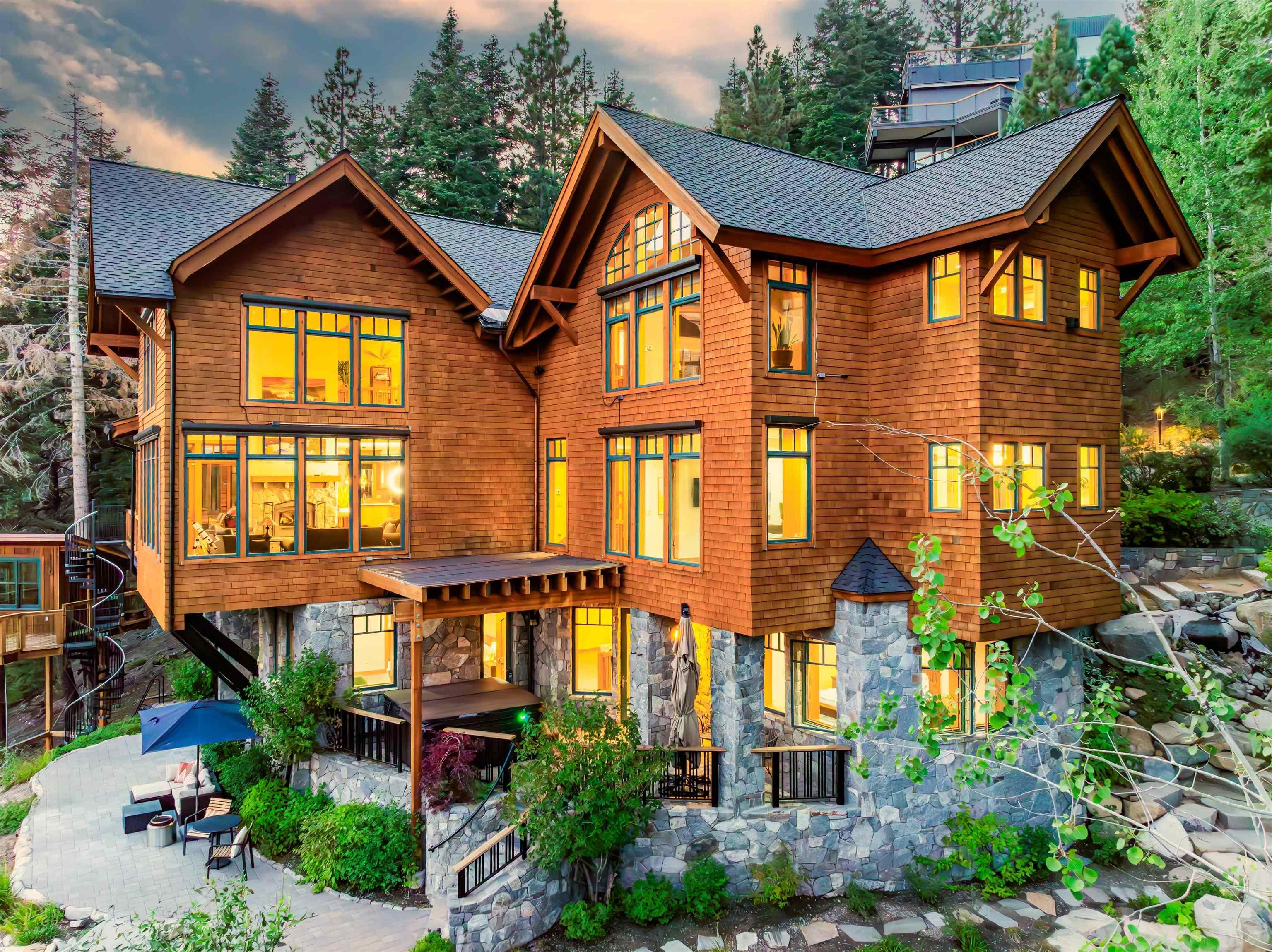 Image 2: Gorgeous Custom Home