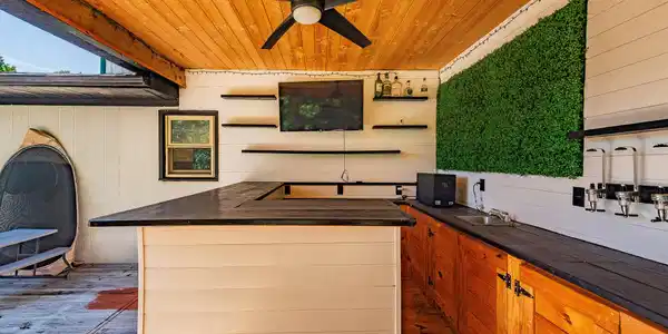 Image 4: outdoor entertaining