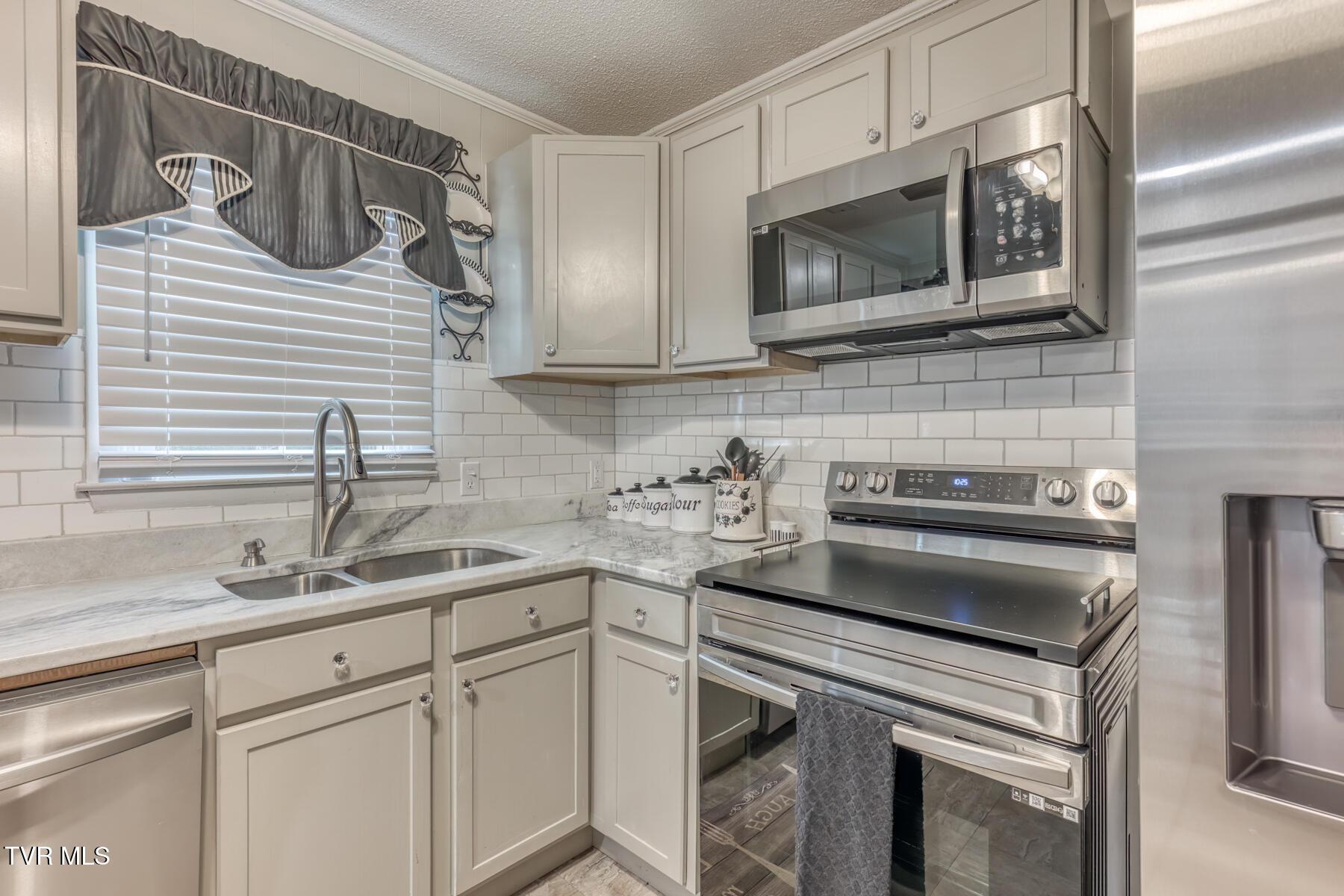 Image 2: Kitchen-granite counter tops