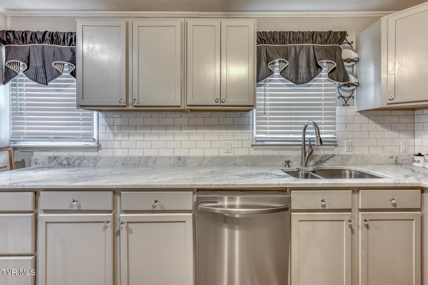Image 3: Kitchen-granite counter tops-2