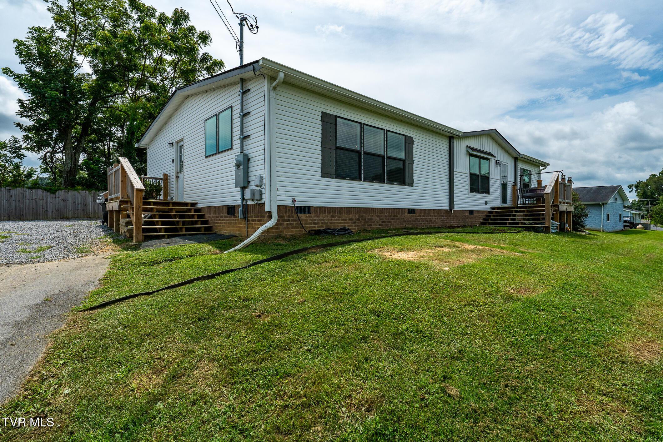 Image 3: 595 Summerville Road (8 of 53)