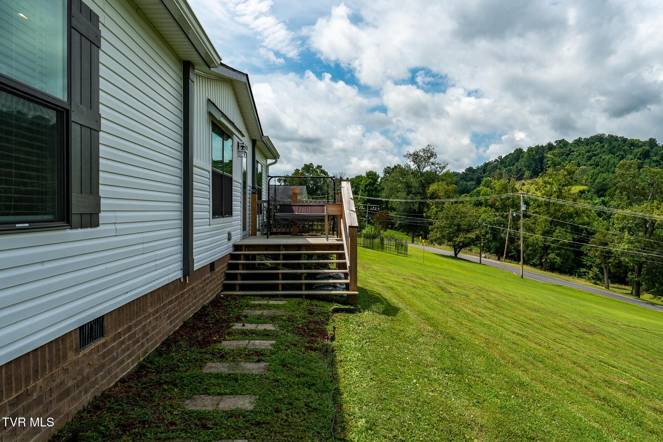 Image 4: 595 Summerville Road (9 of 53)